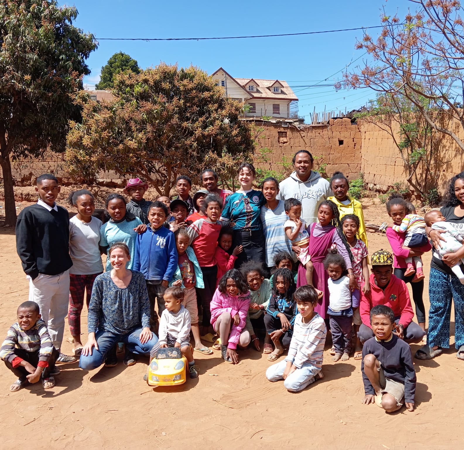 Photos d'enfants avec des encadrants et des responsables