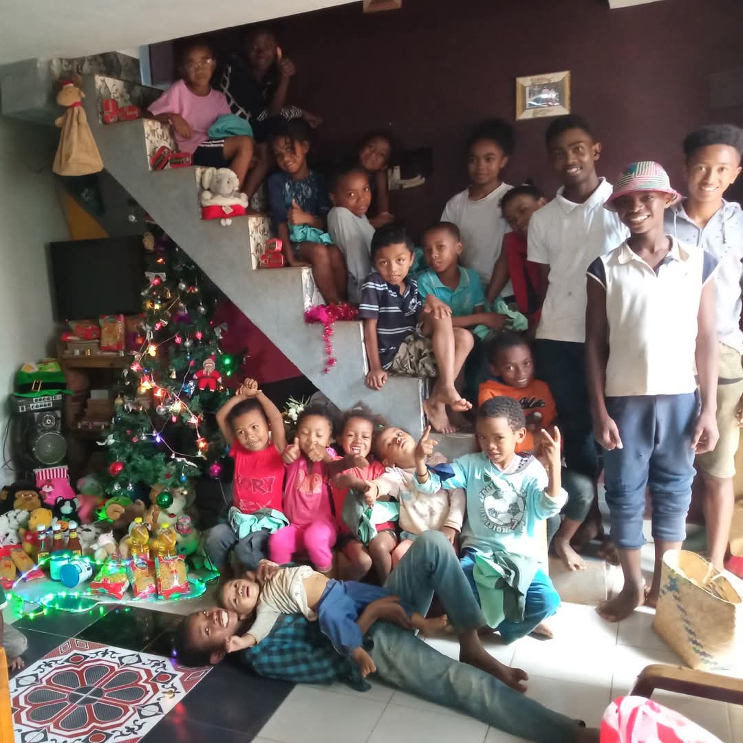 Photos d'enfants avec des encadrants et responsables, avec des cadeaux 