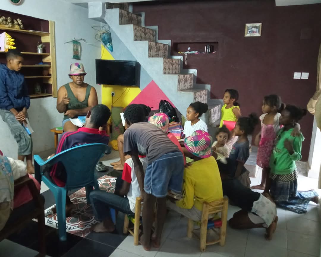 Des enfants défavorisés à Madagascar entrain de faire un atelier