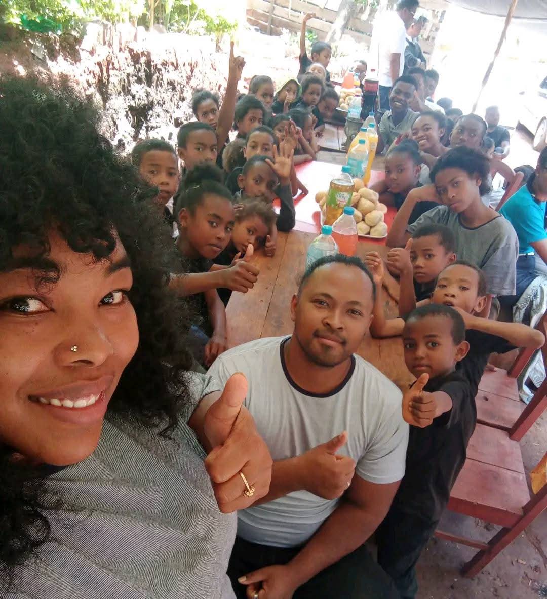 Association pour enfants défavorisés à MAdagascar : des enfants avec des pouces levées