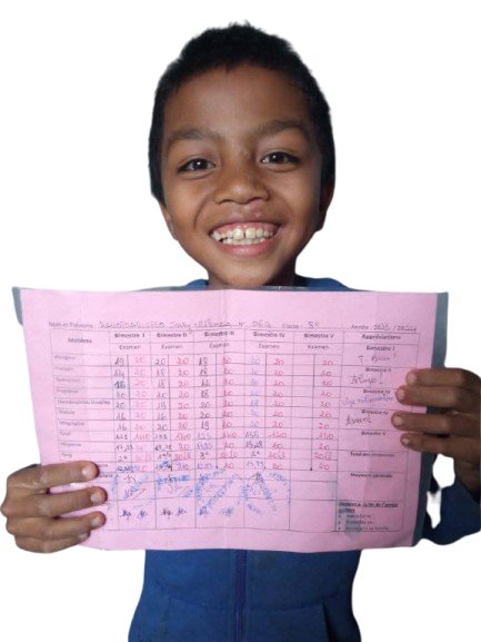 Un garçon montrant son bulletin